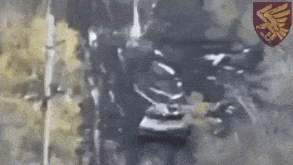 Video lính Ukraine bắn hạ xe tăng Nga, dùng máy dò mìn cỡ lớn
