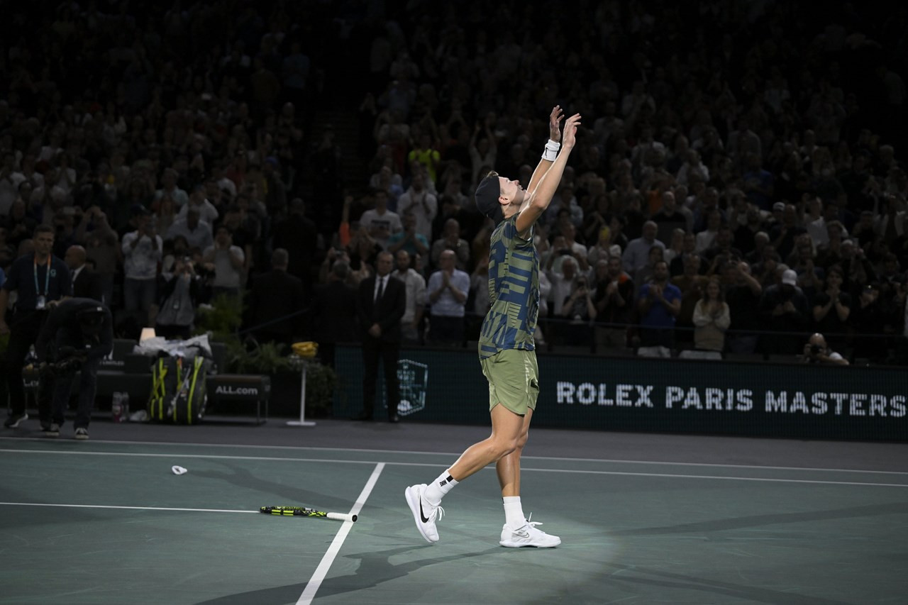 Tay vợt 19 tuổi quật ngã Djokovic ở chung kết Paris Masters