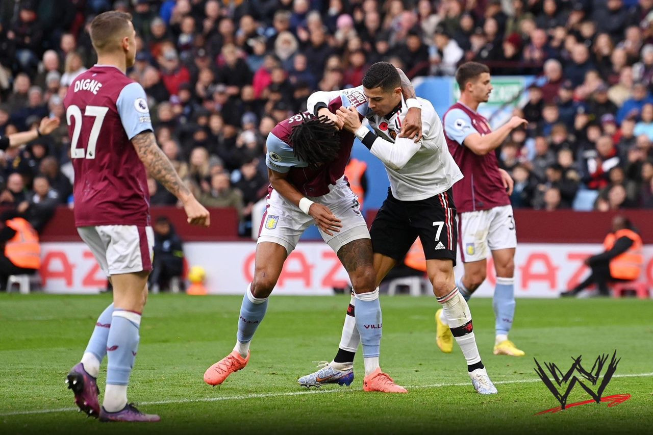 Ronaldo nổi đóa hạ đo ván cầu thủ đô con của Aston Villa