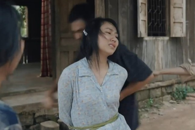 'Mẹ rơm' tập 4: Khoản trói em gái vào cột, doạ thả trôi sông Loan