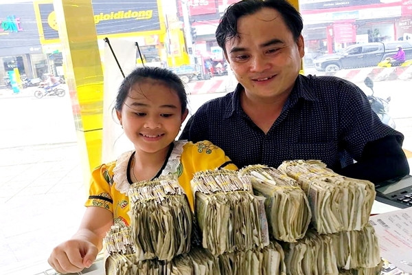 Hai bé ở Long An ‘đập heo’, mang 7kg tiền mặt đi mua vàng tặng bố