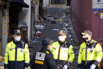 Hàn Quốc cấm bán trang phục cảnh sát trên mạng sau thảm kịch Itaewon