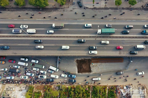 Người dân kẹt cứng ngoài 4 'lô cốt', trong công trường vắng người thi công