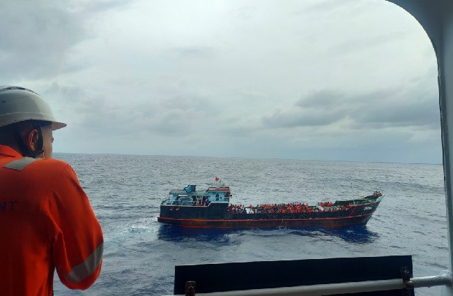 Tàu chở hơn 300 người Sri Lanka gặp nạn trên vùng biển Việt Nam