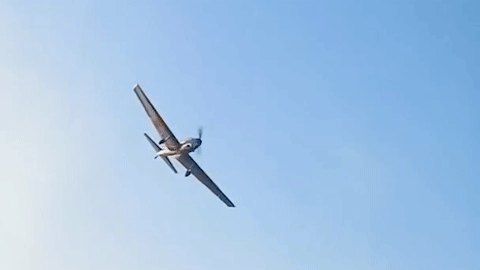 Khoảnh khắc máy bay đâm trúng cột ăng-ten khi đang bay trình diễn