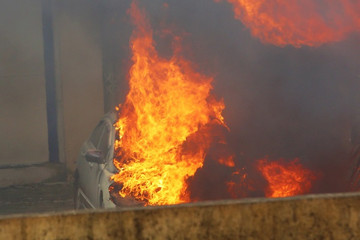 Ô tô bốc cháy dữ dội trong Sở VH&TT Hà Nội