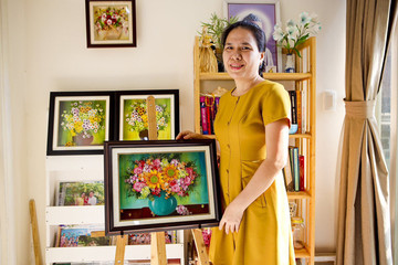 Woman breathes life into clay flower paintings