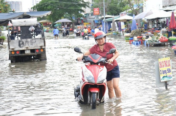 Nhiều tuyến đường khu Nam Sài Gòn ngập sâu giờ cao điểm