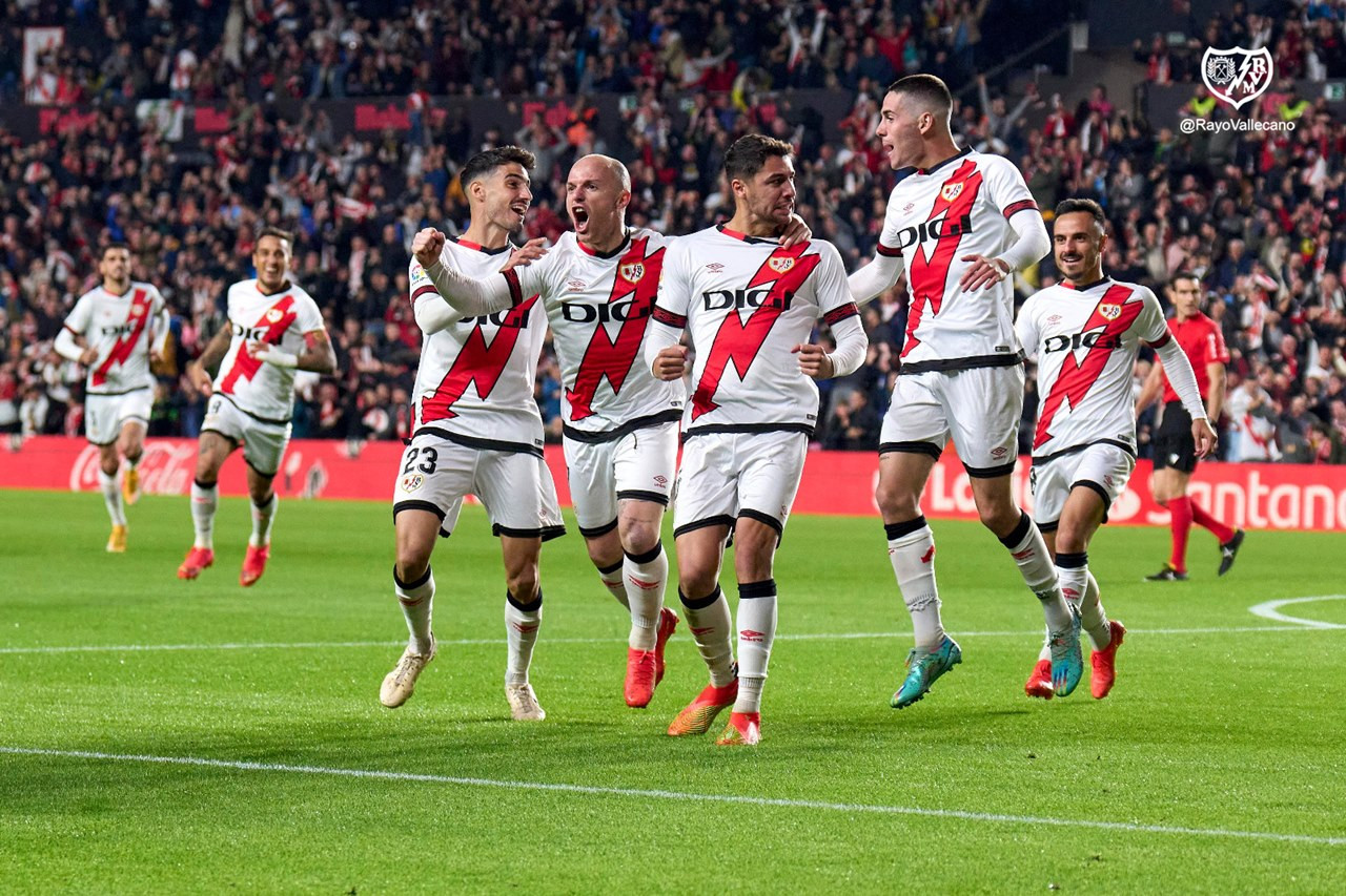 Реал против вальекано. Real Madrid vs Rayo Vallecano. Rayo Vallecano vs real Madrid Shirt 2015. Rayo Vallecano vs real Madrid Shirt. Real Madrid 14-2 Rayo Valecano.