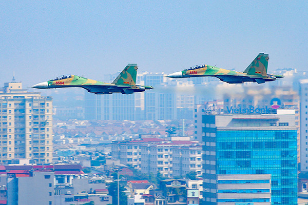 Máy bay chiến đấu Su - 30MK2 hợp luyện cùng trực thăng Mi trên bầu trời Thủ đô