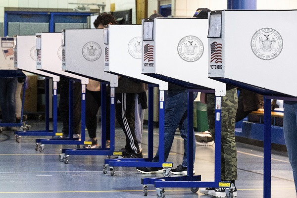 Hình ảnh người dân Mỹ bắt đầu đi bỏ phiếu bầu cử giữa kỳ