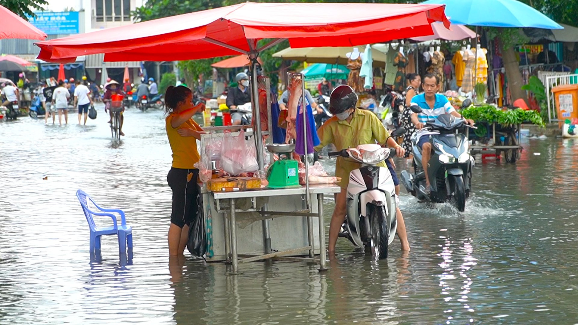 TP.HCM: Tiểu thương gồng mình đối phó với triều cường dâng cao