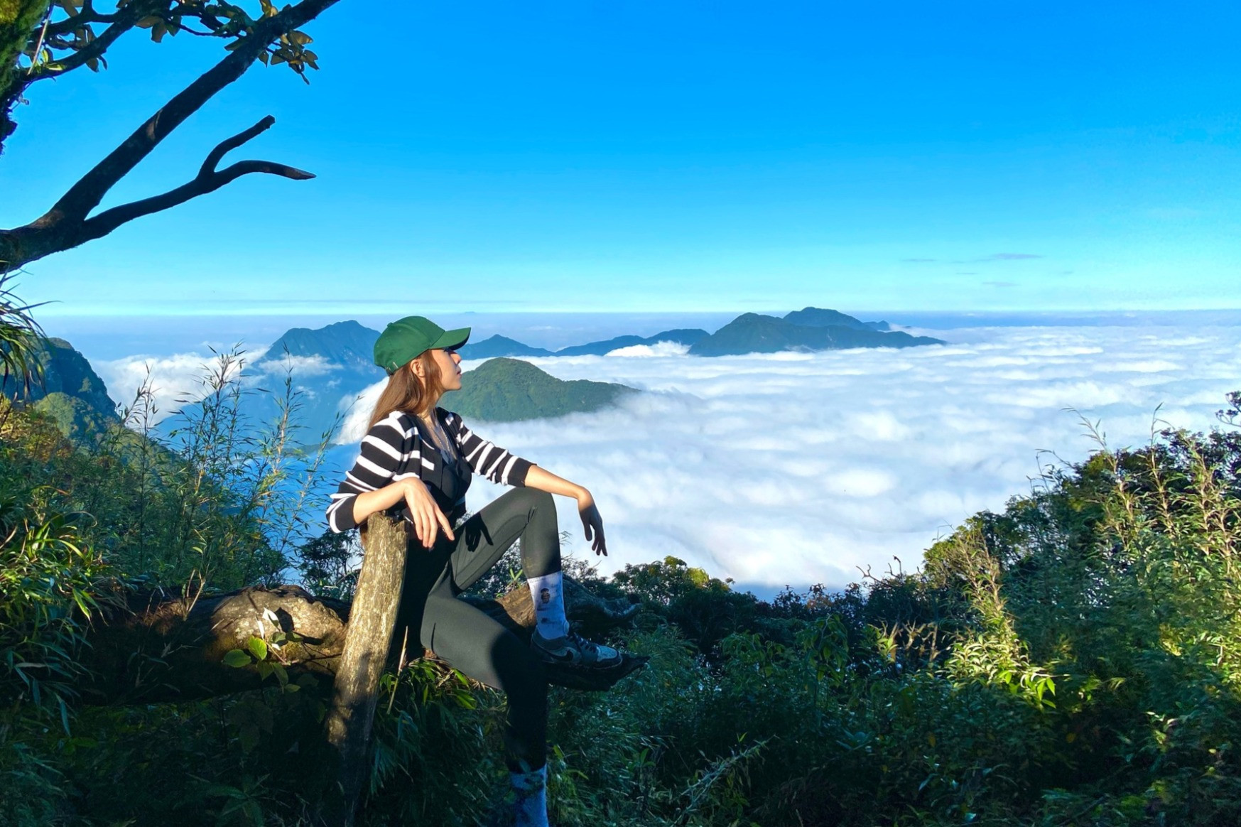 Mẹ Hà Nội xinh đẹp chinh phục đỉnh núi gần 3.000m, gặp biển mây cảnh như mơ
