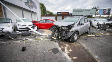 Thanh niên 19 tuổi lái xe BMW tông thẳng vào đại lý khiến 6 ô tô vỡ nát
