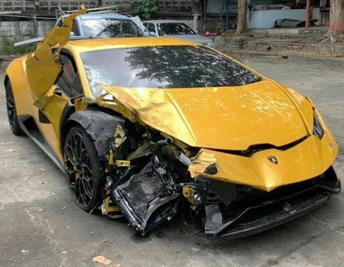 Siêu xe Lamborghini mất lái, đâm hàng loạt ô tô tại trạm thu phí