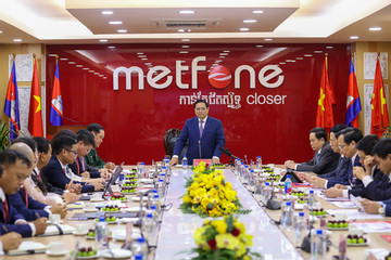 Thủ tướng thăm doanh nghiệp viễn thông hàng đầu tại Campuchia do Viettel đầu tư