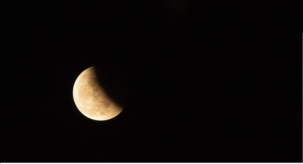 Stunning images show blood moon lunar eclipse over Hanoi