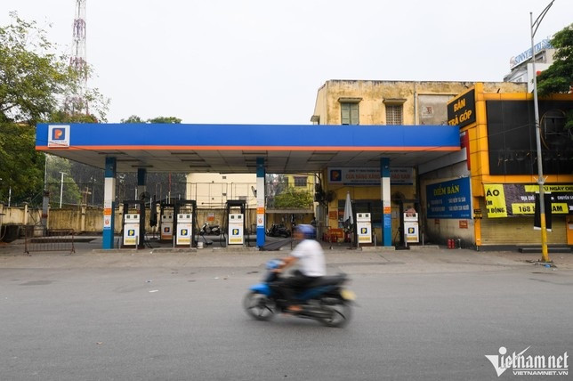 Gas stations closed for petrol shortage, street petrol vendors rampant in Hanoi