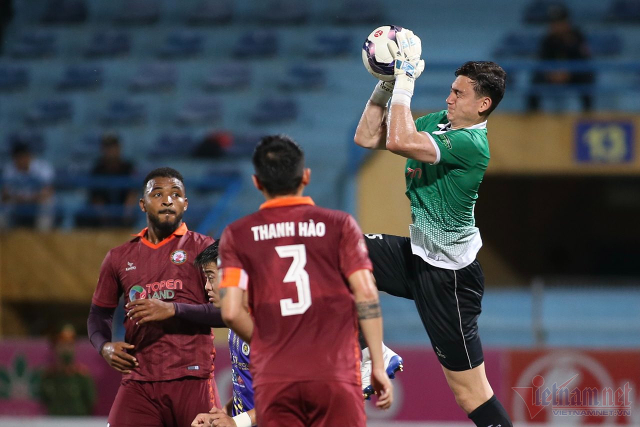 Đặng Văn Lâm chơi xuất sắc, Bình Định tiếp tục đua vô địch