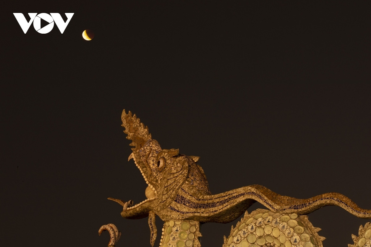 stunning images show blood moon lunar eclipse over hanoi picture 5