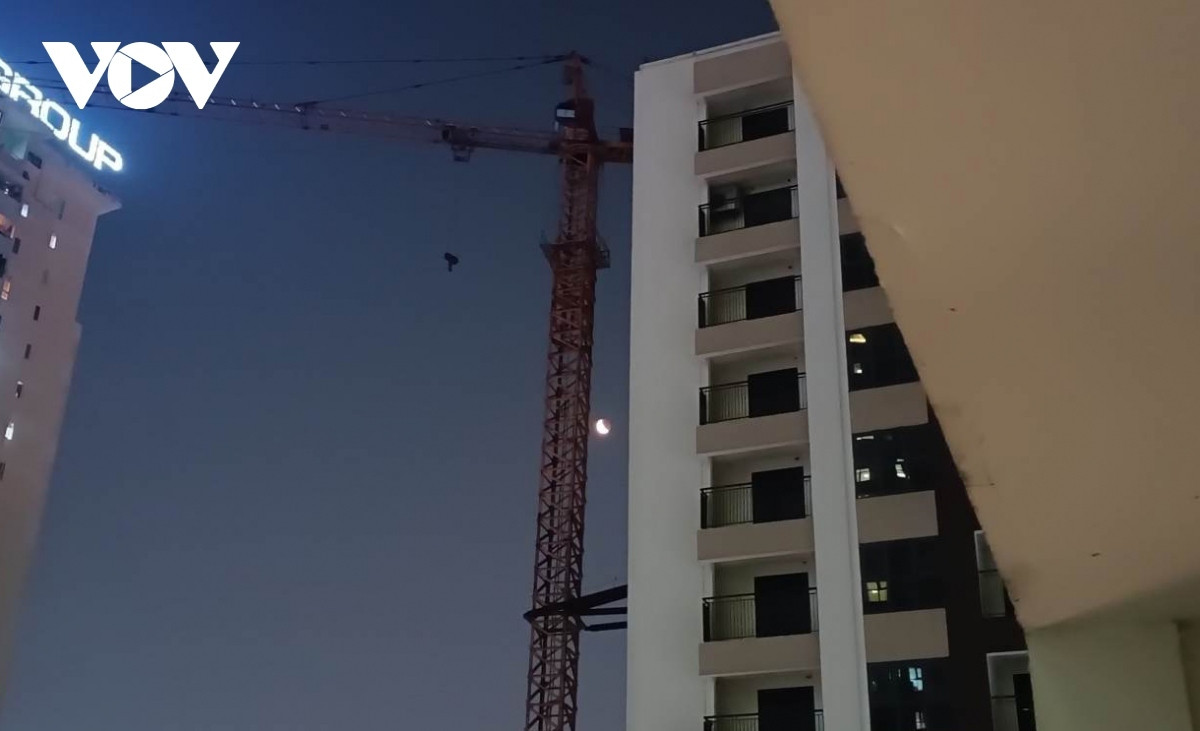 stunning images show blood moon lunar eclipse over hanoi picture 7