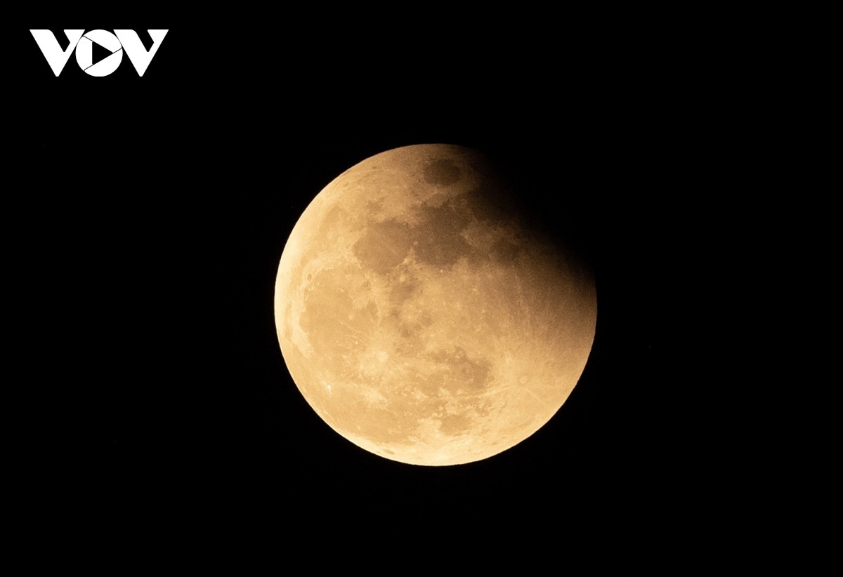 stunning images show blood moon lunar eclipse over hanoi picture 3