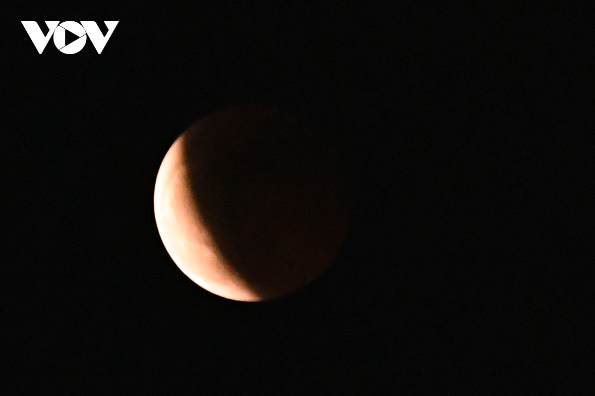 stunning images show blood moon lunar eclipse over hanoi picture 4