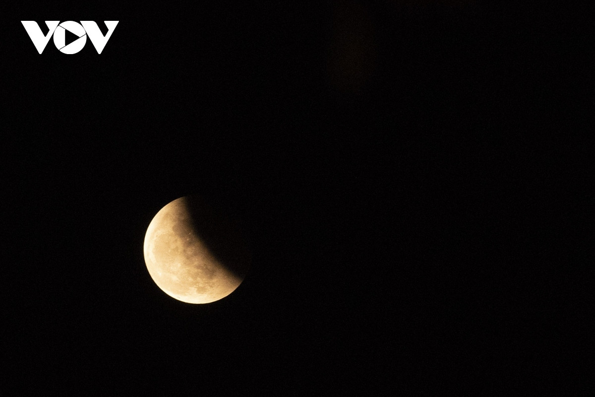 Stunning images show blood moon lunar eclipse over Hanoi