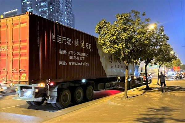 CSGT phát hiện 'kho' hàng lậu gần 1 tỷ đồng trên thùng xe container