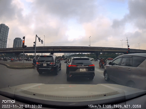 Dừng đèn đỏ để ô tô trôi vào xe phía sau, tài xế dửng dưng bỏ đi không lời xin lỗi