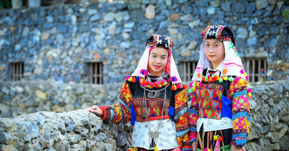 Colourful beauty of Lo Lo ethnic costumes