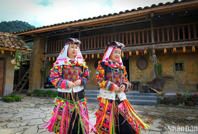 Colourful beauty of Lo Lo ethnic costumes ảnh 1