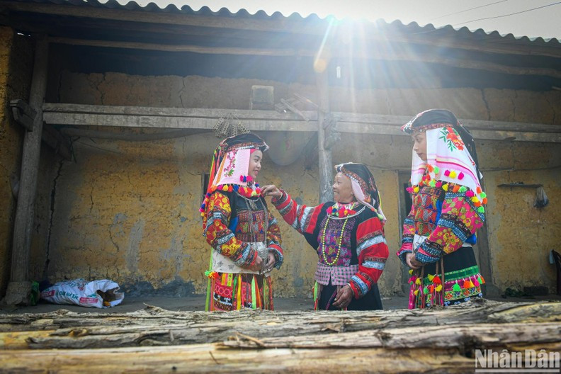 Colourful beauty of Lo Lo ethnic costumes ảnh 5