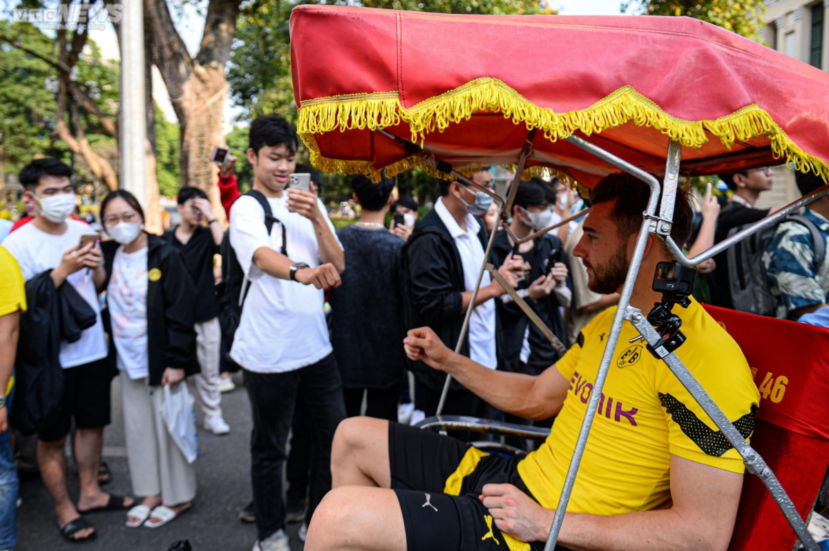 dortmund footballers excited to discover hanoi picture 11