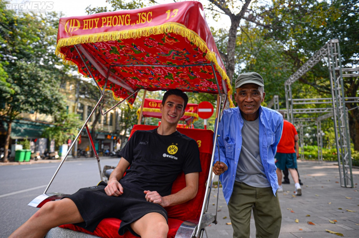 dortmund footballers excited to discover hanoi picture 3