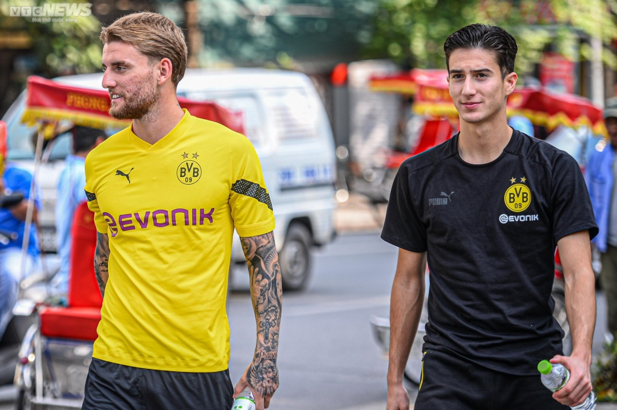 dortmund footballers excited to discover hanoi picture 4