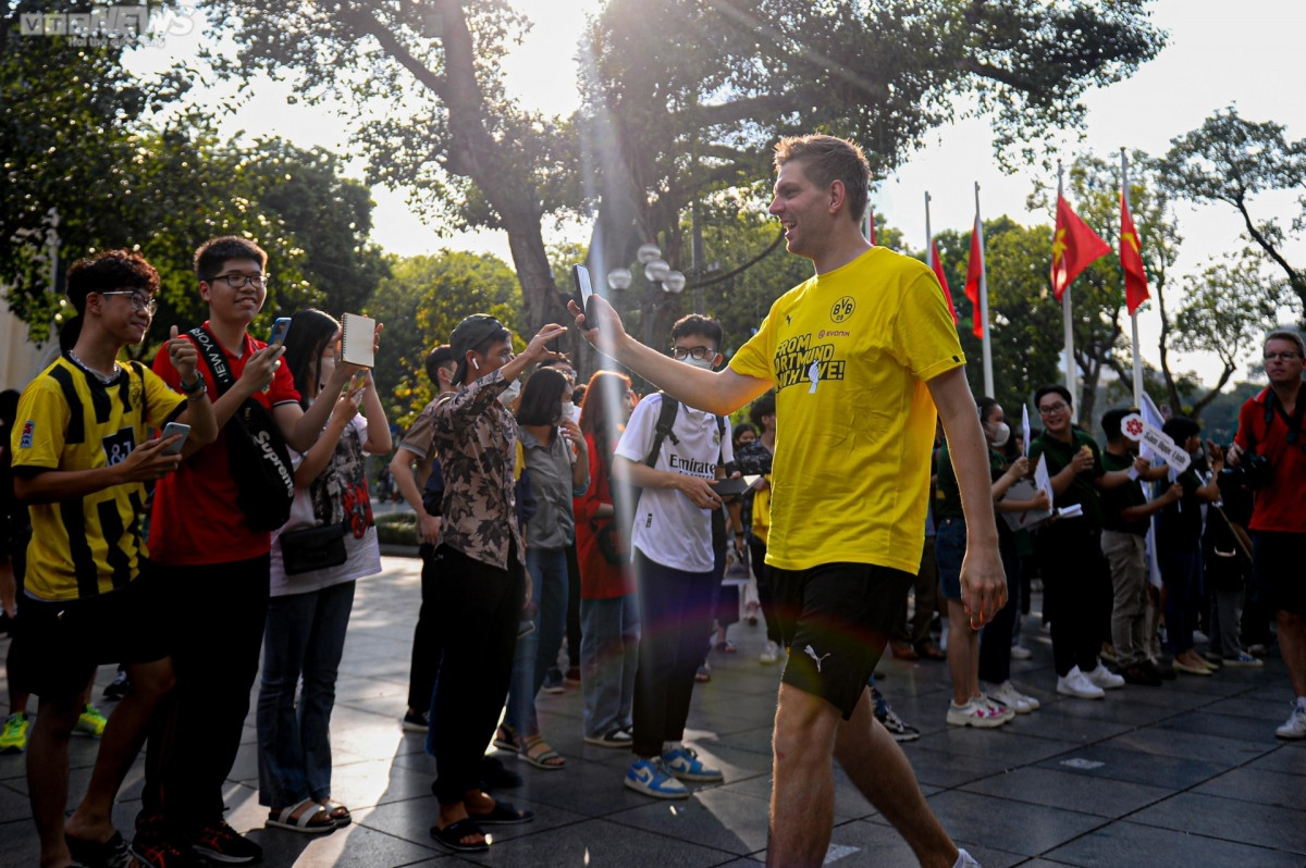 dortmund footballers excited to discover hanoi picture 8