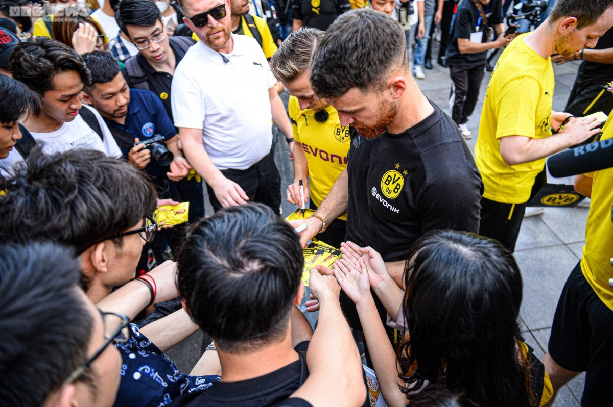 dortmund footballers excited to discover hanoi picture 10