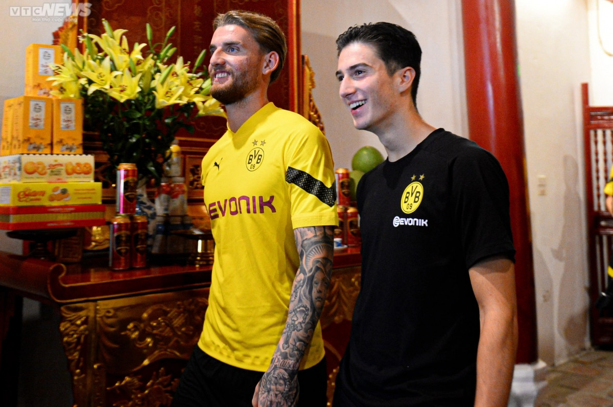 dortmund footballers excited to discover hanoi picture 7