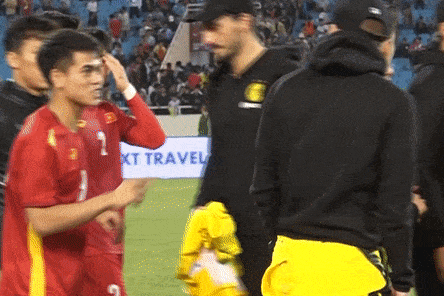 Văn Hậu, Khuất Văn Khang 'đeo bám' xin chữ kí, áo đấu của Marco Reus
