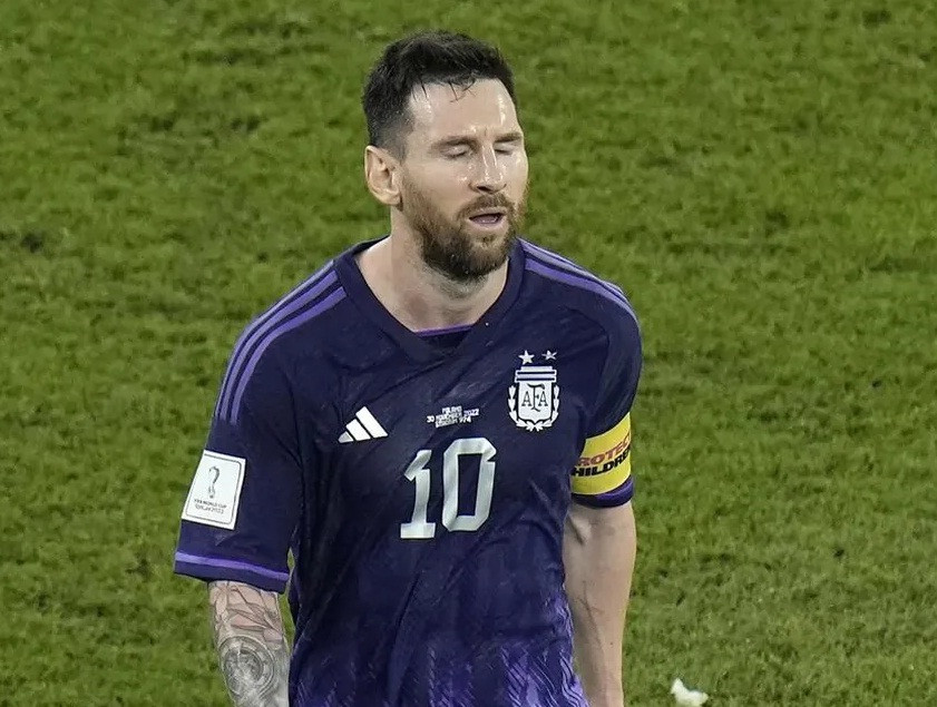 Messi tức giận dù Argentina lấy vé vòng 1/8 World Cup 2022