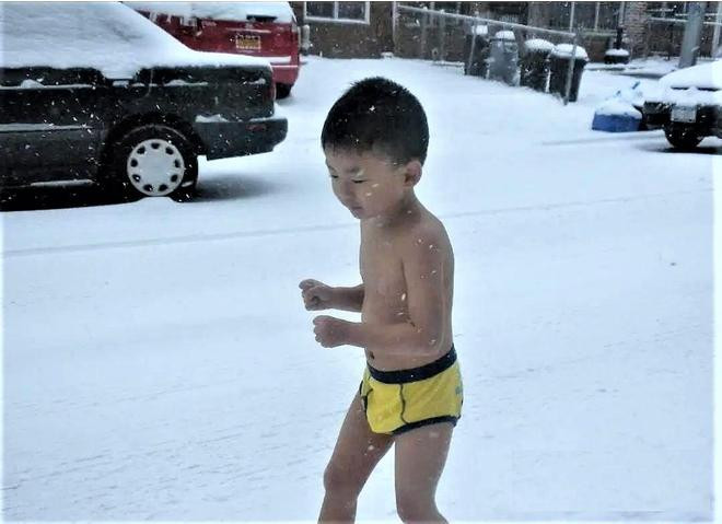 Bé 4 tuổi cởi trần chạy trong tuyết 10 năm trước sắp lấy bằng tiến sĩ