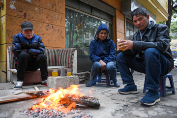 Người Hà Nội đốt lửa sưởi ấm trong giá lạnh 13 độ C
