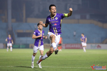 Văn Quyết giành Cầu thủ xuất sắc nhất V-League 2022