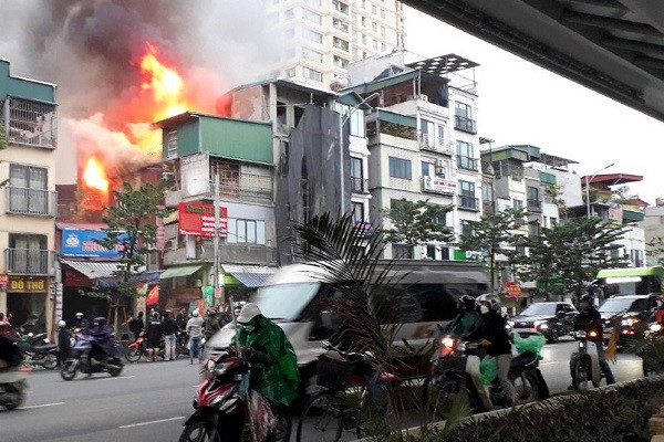 Lửa bốc cháy dữ dội bao trùm căn nhà 4 tầng ở Hà Nội