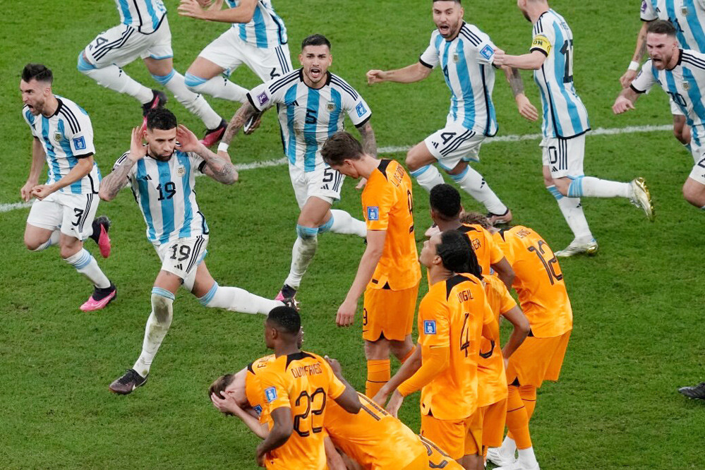 Messi và đồng đội ăn mừng khiêu khích cầu thủ Hà Lan