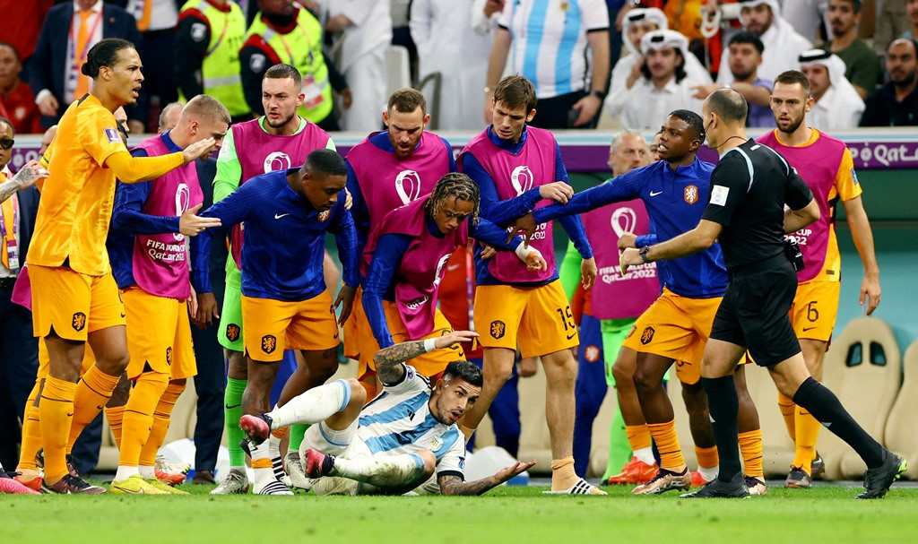Sao Argentina suýt trả giá đắt vì chơi xấu cầu thủ Hà Lan
