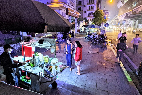 Lát đá làm đẹp vỉa hè, quán hàng rong chiếm bán thâu đêm