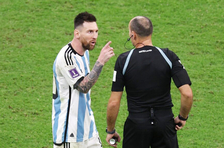 Messi nổi giận với trọng tài rút 17 thẻ vàng trận Argentina vs Hà Lan
