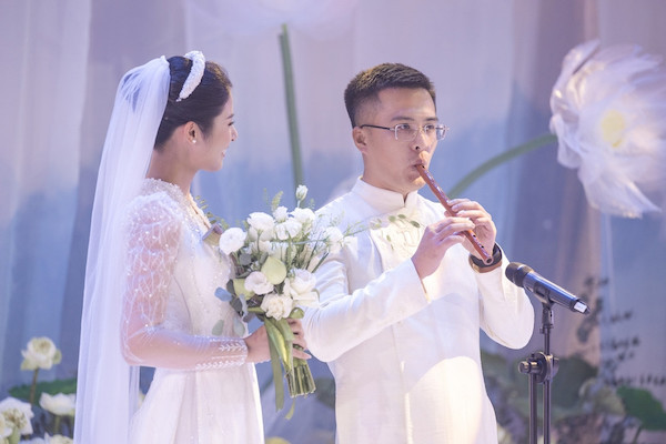Chú rể thổi sáo tặng quà bất ngờ cho cô dâu Hoa hậu Ngọc Hân